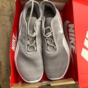 Men’s Nike AirMax Motion Sz 10 sneakers worn once